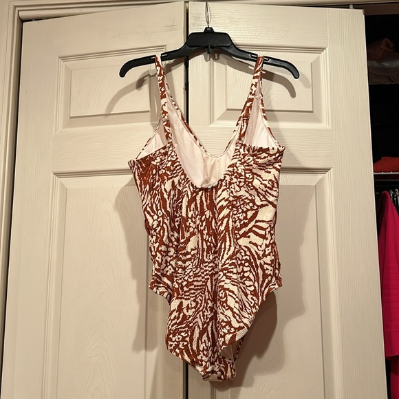 Time & Tru sz 16-18 - Cream/Golden Brown - One Piece Swimsuit - Beautiful Fabric - Picture 4 of 7